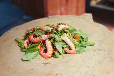 İçinde karides bulunan taze ve lezzet dolu bir salata.