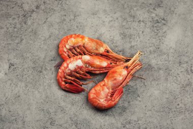 Uzak Doğu botanik karidesinin limonlu ve botanik karidesli yakın çekimi.