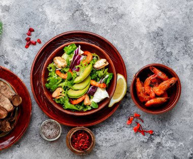 Karides ve yeşilliklerin tuzlu karışımı