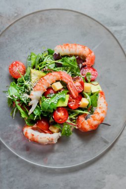 Erdemli karides salatası tabağı