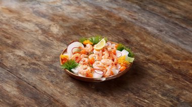 Kırsal ahşap tabakta karides