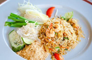 Lezzetli karidesle kızartılmış şehriye.