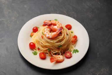 Valentina 'nın düğünü için karides ve spagetti.