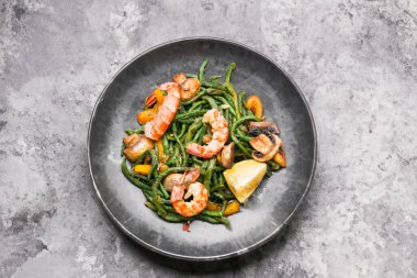 Ağız sulandıran Asya salatası ve sulu karides.