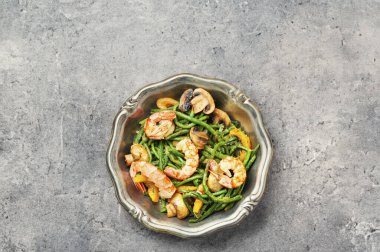 Lezzetli karidesli Asya salatası.