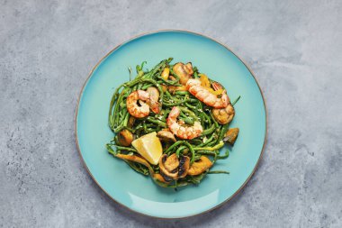 Lezzetli karidesli Asya salatası.