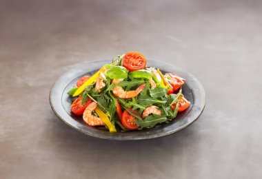 Lezzetli karides ve taze sebzeli taze ve canlı bir salata.