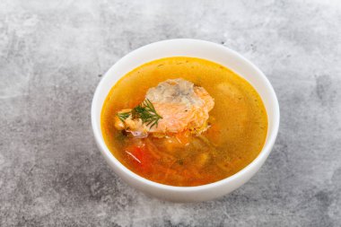 Köy ahşap bir kasede lezzetli somon çorbası.