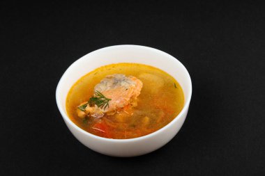 Ahşap bir zeminde sunulan kremalı somon çorbası..