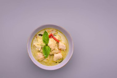 Balık köfteli, bambu filizli ve hindistan cevizi sütlü canlı yeşil köri..