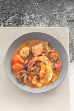 Kasede zengin bir balık çorbası..