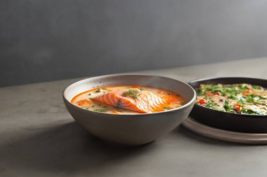 Somonla kaplanmış bir kase çorba..