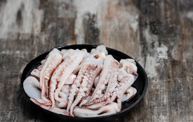 Küçük ahtapot lezzeti ile akşam eğlencesi, deniz ürünleri aşıkları için mükemmel.