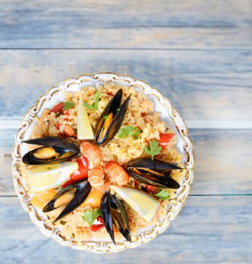 Sebzeli lezzetli deniz ürünleri paella.