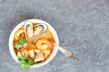 Bouillabaisse, pusula ve Akdeniz haritalarıyla lezzetli bir Fransız deniz ürünleri çorbası.