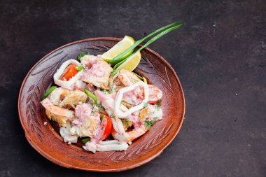 Lezzetli bir mürekkep balığı salatası. Bir dizi çeşni ve aroması var.