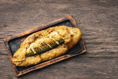 Fırında uskumru balığı hamuru, deniz ürünleri lezzeti.