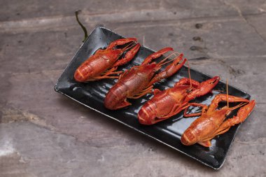 Kapalı alandaki kerevitlerin günlük çekimleri deniz mahsulleri lezzeti, gündüz fotoğrafı yemek, fotoğraf çekmek.