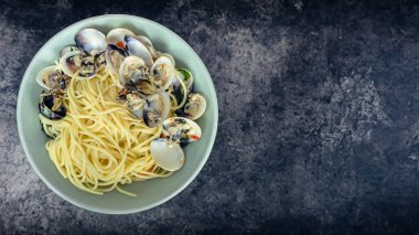 Beyaz şarap soslu istiridye makarna.