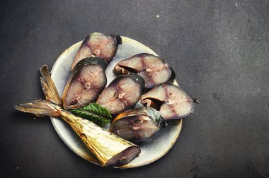 Tütsülenmiş scomber balığı parçaları tabağı, iştah açıcı deniz ürünleri aperatifi.