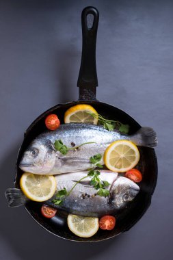 Tavada balık pişiyor.