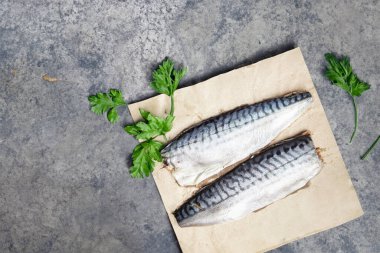 Taze uskumru balığı, masada sağlıklı bir yemek ya da atıştırmalık.