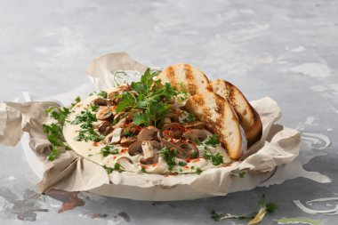 Bir kase içinde yürekli tavuk ve sebze çorbası