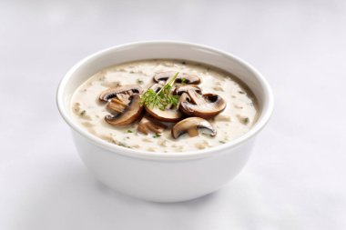 Kremalı, tuzlu mantar çorbası. Duyular için bir ikram.