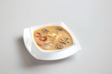 Tom Kha çorbası bir kâsede servis edilir, Thland 'ın bir tadı.