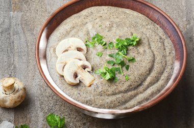 Kremalı mantar çorbası rustik ahşap tablo