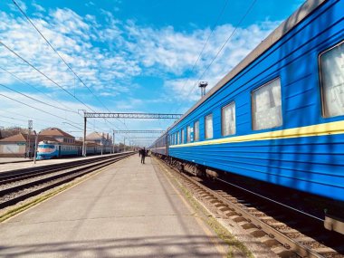 Mavi gökyüzünde tren rayları