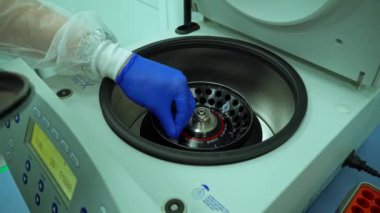 Bilimsel Mucizeler Açıklandı: Biyokimyacı Test Tüpleri üzerinde çalışıyor, Roman ilaçları için ilaç geliştiriyor. Tıbbi Bilimler Laboratuvarında Arka Görünüm