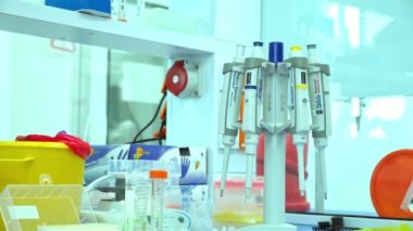 Gelişmiş Biyokimya: Erkek Bilimadamı Laboratuvarda Uyuşturucu Yarattı, İlaç için Test Tüpü Deneyleri. Biyoteknoloji Gelişmeleri Bakış Açısı