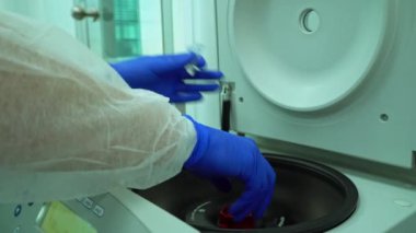 Yenilikçi İlerleme: Test tüplerinde İlaç Yaratan Erkek Biyokimyacının Geçmişe Bakışı, İlaç Geliştirmeye Odaklanma. Profesyonel Biyoteknoloji Laboratuvarı Sahnesi