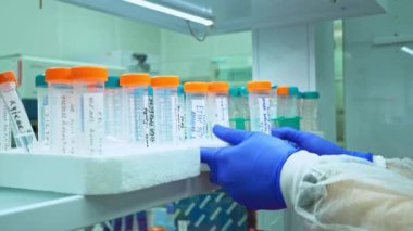 Biyokimya: Erkek Bilimadamı Laboratuvarda Uyuşturucu Yarattı, İlaç için Test Tüpü Deneyleri. Biyoteknoloji İlerlemesine Geri Bakış