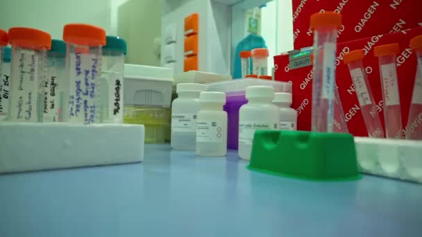 Osiągnięcia Biotechnologiczne Profesjonalni Naukowcy Tworzenie Narkotyki Mężczyzna Biochemik Skoncentrowany Probówki — Wideo stockowe
