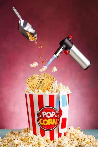 Eimer Mit Fliegendem Popcorn — Stockfoto