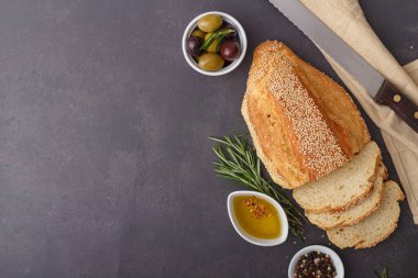 Köy arka planında dilimlenmiş bir somun ekmek. Üst Manzara. Boşluğu kopyala