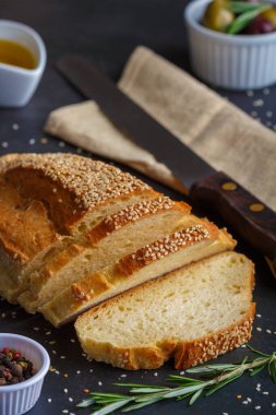 Köy arka planında dilimlenmiş bir somun ekmek. Kapatın. Boşluğu kopyala