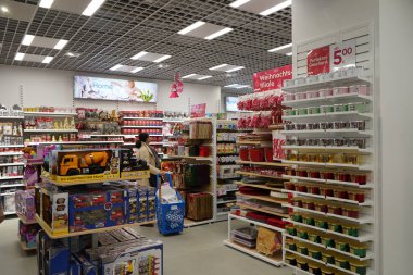 Ürünleri olan Pepco perakende mağazası