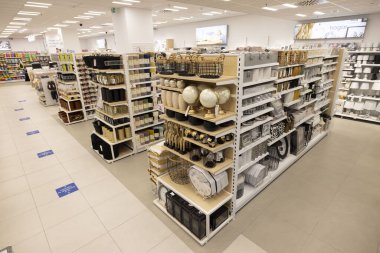 Ürünleri olan Pepco perakende mağazası