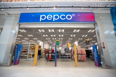 Ürünleri olan Pepco perakende mağazası