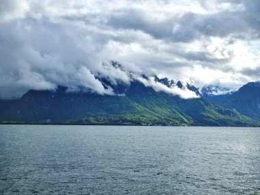 Dağ Gölü. Yeşil dağlar. Mavi Göl. Bir gölü olan dağ manzarası.