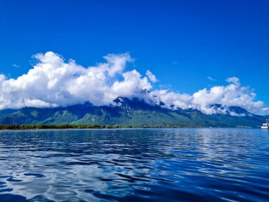 Dağ Gölü. Yeşil dağlar. Mavi Göl. Göl manzaralı dağ manzarası. Berrak suyu olan dağ gölü.