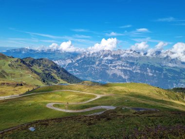 Dağlar, dağ manzarası, parlak gökyüzü, dağlar, çimenler, yeşil manzara, yazın açık mavi gökyüzü..