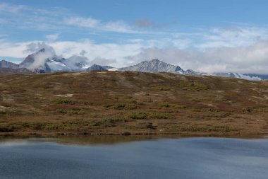 Dağların güzel manzarası ve Britanya Kolumbiyası 'nın karlı manzarası