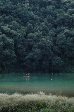 Pokhara, Nepal 'de gölü olan güzel bir manzara.