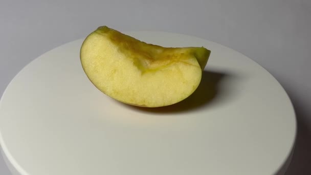 Цьому Відео Провели Експеримент Яблуком Тумбочці Яблуко Розрізали Шматки Розмістили — стокове відео