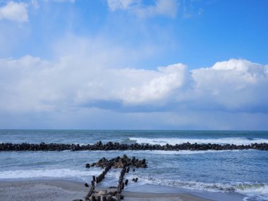 Deniz kıyısının güzel manzarası