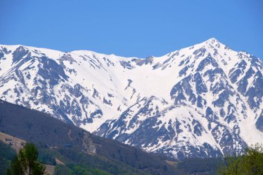 Hakuba, Japonya 'da güneşli bir bahar gününde dağ zirveleri manzarası